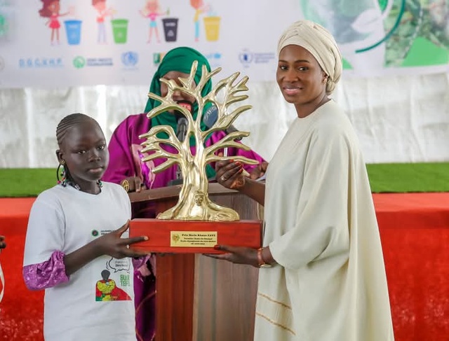 Édition 2025 de la Journée Internationale Zéro Déchets- La première dame, Marie Khone Faye, communie avec les enfants de Warang Édition 2025 de la Journée Internationale Zéro Déchets- La première dame, Marie Khone Faye, communie avec les enfants de Warang