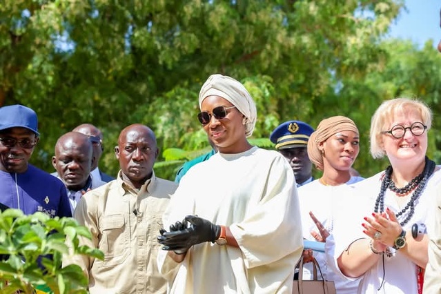 Édition 2025 de la Journée Internationale Zéro Déchets- La première dame, Marie Khone Faye, communie avec les enfants de Warang Édition 2025 de la Journée Internationale Zéro Déchets- La première dame, Marie Khone Faye, communie avec les enfants de Warang