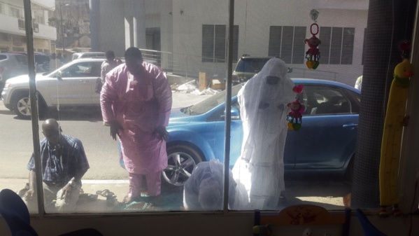 Photos - La Première Dame Marième Faye Sall et son fils Amadou prient aux côtés de nécessiteux Photos - La Première Dame Marième Faye Sall et son fils Amadou prient aux côtés de nécessiteux