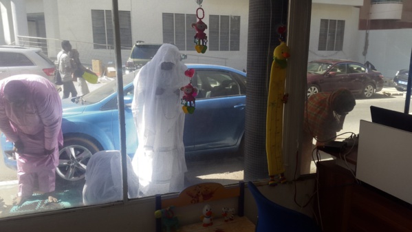 Photos - La Première Dame Marième Faye Sall et son fils Amadou prient aux côtés de nécessiteux Photos - La Première Dame Marième Faye Sall et son fils Amadou prient aux côtés de nécessiteux