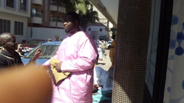 Photos - La Première Dame Marième Faye Sall et son fils Amadou prient aux côtés de nécessiteux Photos - La Première Dame Marième Faye Sall et son fils Amadou prient aux côtés de nécessiteux