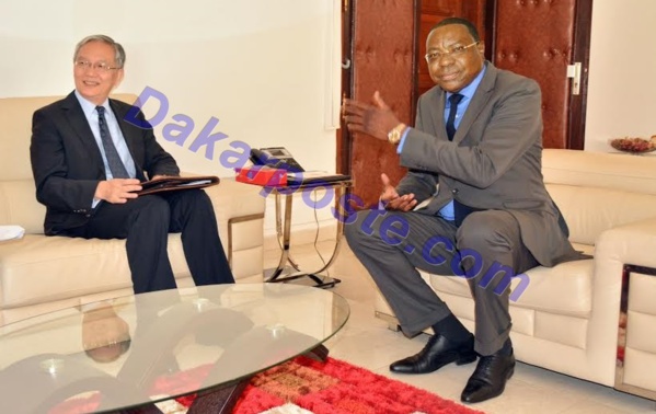 Voici deux photos individuelles de Mankeur Ndiaye et en compagnie de l'ambassadeur Zhong Jianhua,