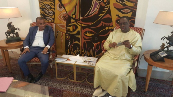 Arrêt sur image! Quand le Président de la République consulte son téléphone portable Arrêt sur image! Quand le Président de la République consulte son téléphone portable