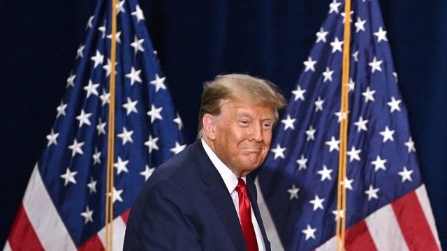 Donald Trump met les drapeaux en berne en l'honneur du pape François
