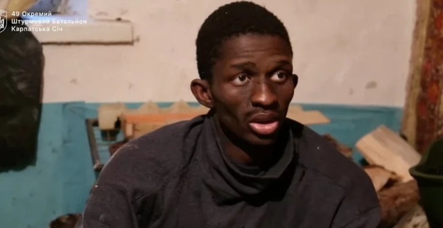Les troupes ukrainiennes déclarent avoir capturé un mercenaire sénégalais combattant pour la Russie Les troupes ukrainiennes déclarent avoir capturé un mercenaire sénégalais combattant pour la Russie