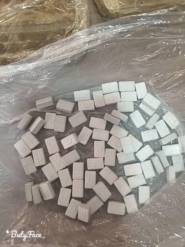 La Gendarmerie de Keur Massar démantèle un réseau spécialisé dans la contrefaçon de billets de banque et arrête un individu pour détention et trafic de drogue dure La Gendarmerie de Keur Massar démantèle un réseau spécialisé dans la contrefaçon de billets de banque et arrête un individu pour détention et trafic de drogue dure