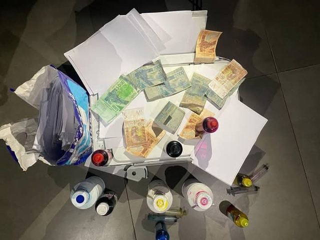 La Gendarmerie de Keur Massar démantèle un réseau spécialisé dans la contrefaçon de billets de banque et arrête un individu pour détention et trafic de drogue dure La Gendarmerie de Keur Massar démantèle un réseau spécialisé dans la contrefaçon de billets de banque et arrête un individu pour détention et trafic de drogue dure