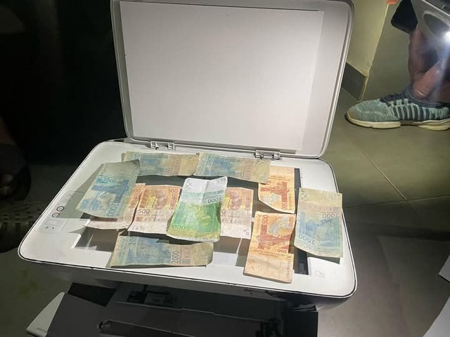La Gendarmerie de Keur Massar démantèle un réseau spécialisé dans la contrefaçon de billets de banque et arrête un individu pour détention et trafic de drogue dure La Gendarmerie de Keur Massar démantèle un réseau spécialisé dans la contrefaçon de billets de banque et arrête un individu pour détention et trafic de drogue dure