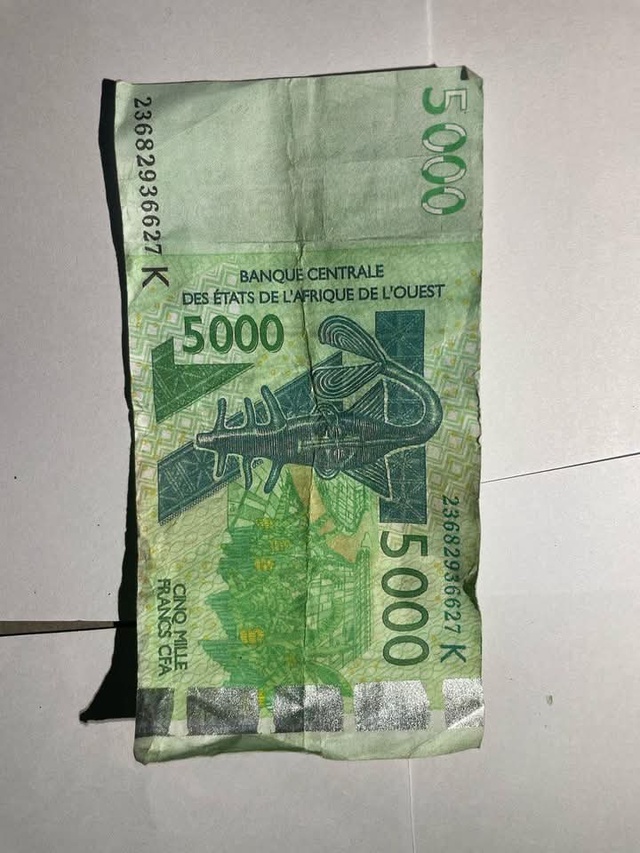 La Gendarmerie de Keur Massar démantèle un réseau spécialisé dans la contrefaçon de billets de banque et arrête un individu pour détention et trafic de drogue dure La Gendarmerie de Keur Massar démantèle un réseau spécialisé dans la contrefaçon de billets de banque et arrête un individu pour détention et trafic de drogue dure