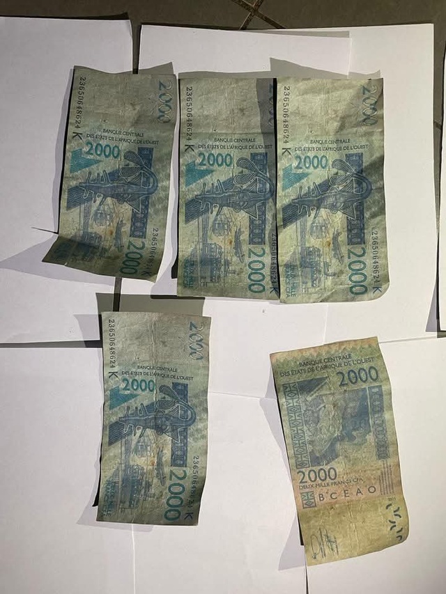 La Gendarmerie de Keur Massar démantèle un réseau spécialisé dans la contrefaçon de billets de banque et arrête un individu pour détention et trafic de drogue dure La Gendarmerie de Keur Massar démantèle un réseau spécialisé dans la contrefaçon de billets de banque et arrête un individu pour détention et trafic de drogue dure