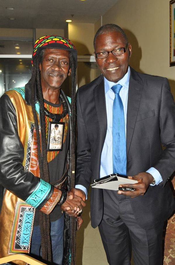 Guissé Pène posant avec l'artiste Cheikh Ndiguël Lô Guissé Pène posant avec l'artiste Cheikh Ndiguël Lô