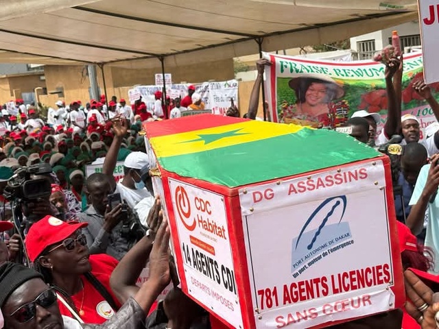 Célébration 1er mai- Le Collectif des travailleurs licenciés brandit des slogans très particuliers Célébration 1er mai- Le Collectif des travailleurs licenciés brandit des slogans très particuliers