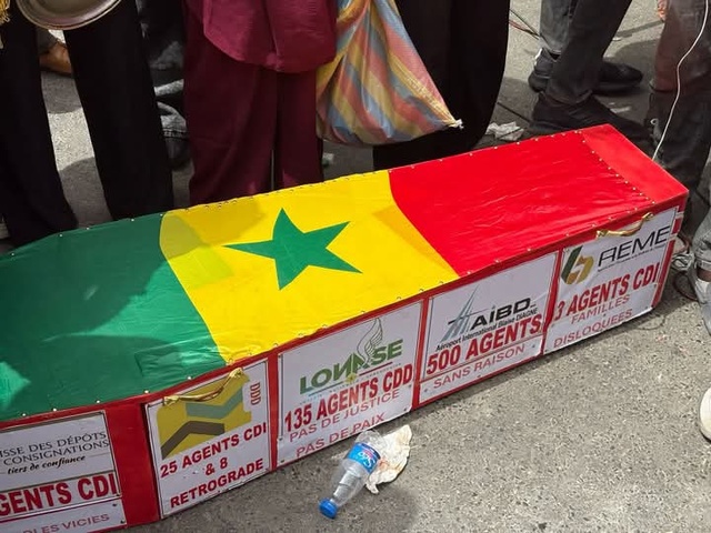 Célébration 1er mai- Le Collectif des travailleurs licenciés brandit des slogans très particuliers
