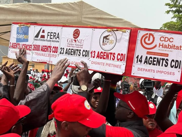 Célébration 1er mai- Le Collectif des travailleurs licenciés brandit des slogans très particuliers Célébration 1er mai- Le Collectif des travailleurs licenciés brandit des slogans très particuliers