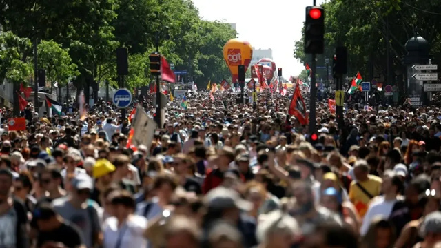 1ER-MAI: PLUS DE 300.000 MANIFESTANTS EN FRANCE SELON LA CGT, 157.000 SELON LES AUTORITÉS