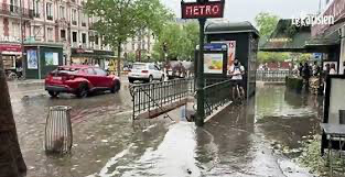 ORAGE À PARIS: PLUSIEURS ARRÊTS DE MÉTRO NON DESSERVIS EN RAISON D'INONDATIONS ORAGE À PARIS: PLUSIEURS ARRÊTS DE MÉTRO NON DESSERVIS EN RAISON D'INONDATIONS