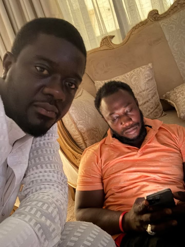 Proche du premier ministre, Chérif Ousseynou Laye révèle: "Azoura est chez moi, il va déférer ce lundi à la convocation de la police ..." Proche du premier ministre, Chérif Ousseynou Laye révèle: "Azoura est chez moi, il va déférer ce lundi à la convocation de la police ..."