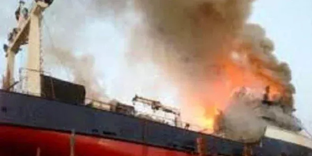 Nouvel incendie au Port : un navire prend feu au môle 10 Nouvel incendie au Port : un navire prend feu au môle 10