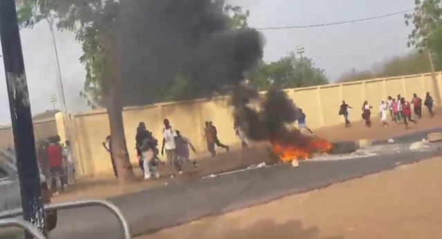 Le conseil académique de l'UADB dissout les amicales, les étudiants décrètent une grève illimitée Le conseil académique de l'UADB dissout les amicales, les étudiants décrètent une grève illimitée