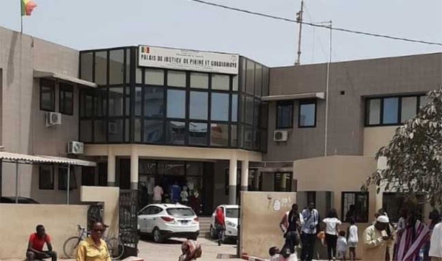 Tribunal de Pikine- Deux agents, se présentant en tant que greffiers en service au Tribunal de Dakar, arrêtés pour...escroquerie, séquestration, extorsion de fonds et ...usurpation de fonction Tribunal de Pikine- Deux agents, se présentant en tant que greffiers en service au Tribunal de Dakar, arrêtés pour...escroquerie, séquestration, extorsion de fonds et ...usurpation de fonction
