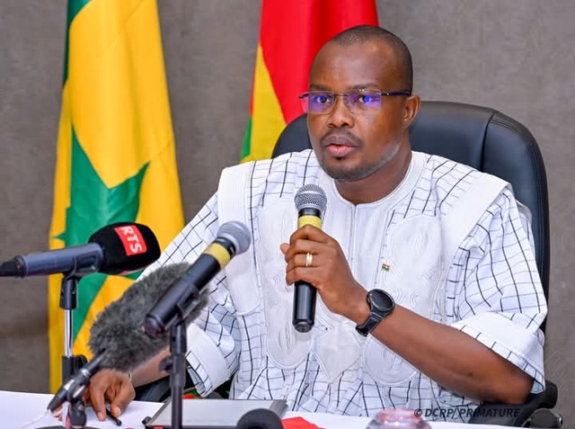 Cheikh Guèye, promoteur immobilier et directeur de la société TCS, ainsi que Mohamed Anas El Bachir Wane, ex-directeur des Constructions au ministère de la Justice, ont été interpellés sur ordre du parquet général. Ils sont accusés d’avoir participé 