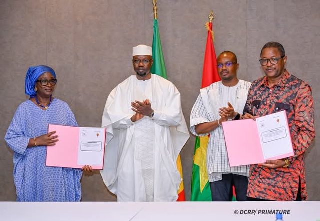 Cheikh Guèye, promoteur immobilier et directeur de la société TCS, ainsi que Mohamed Anas El Bachir Wane, ex-directeur des Constructions au ministère de la Justice, ont été interpellés sur ordre du parquet général. Ils sont accusés d’avoir participé 
