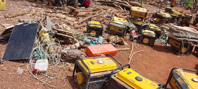 OPÉRATION COUP DE POING À SARAYA | UN VASTE SITE D’ORPAILLAGE CLANDESTIN DÉMANTELÉ PAR LA GENDARMERIE OPÉRATION COUP DE POING À SARAYA | UN VASTE SITE D’ORPAILLAGE CLANDESTIN DÉMANTELÉ PAR LA GENDARMERIE
