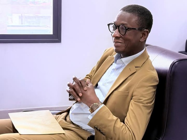 Le chanteur Pape Diouf, sa dame et une délégation de la "Génération Consciente"  filmés à la RTS