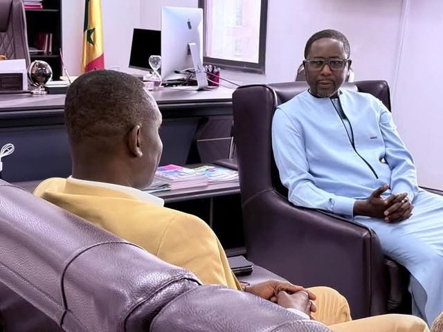 Le chanteur Pape Diouf, sa dame et une délégation de la "Génération Consciente"  filmés à la RTS