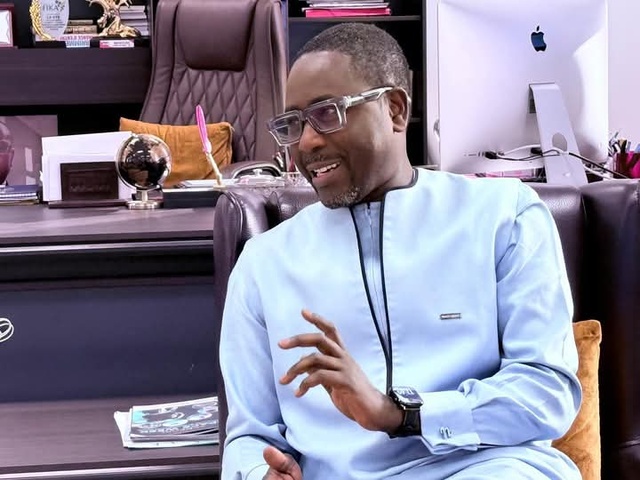 Le chanteur Pape Diouf, sa dame et une délégation de la "Génération Consciente" filmés à la RTS Le chanteur Pape Diouf, sa dame et une délégation de la "Génération Consciente" filmés à la RTS