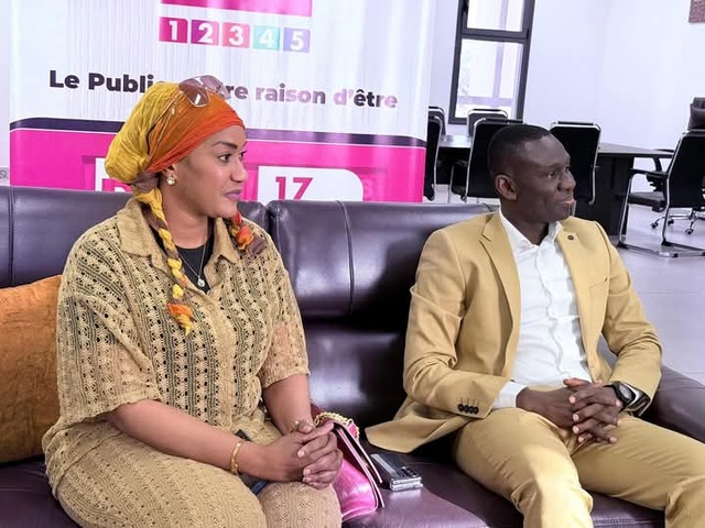 Le chanteur Pape Diouf, sa dame et une délégation de la "Génération Consciente"  filmés à la RTS
