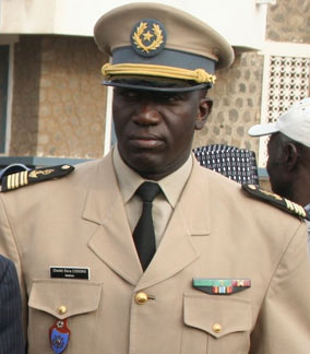 Sur instruction du Pr Hollande, l'ambassadeur de France à Dakar décore aux insignes de l'Ordre du Mérite, le colonel, capitaine de frégate Bara Cissokho Sur instruction du Pr Hollande, l'ambassadeur de France à Dakar décore aux insignes de l'Ordre du Mérite, le colonel, capitaine de frégate Bara Cissokho