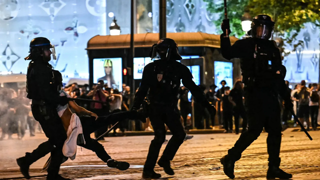 LIGUE DES CHAMPIONS: DES INCIDENTS SUR LES CHAMPS-ÉLYSÉES, AU MOINS 294 INTERPELLATIONS LIGUE DES CHAMPIONS: DES INCIDENTS SUR LES CHAMPS-ÉLYSÉES, AU MOINS 294 INTERPELLATIONS