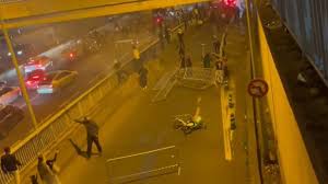 DES BARRIÈRES ET DES VÉLOS JETÉS SUR LE PÉRIPHÉRIQUE AUX ABORDS DU PARC DES PRINCES DES BARRIÈRES ET DES VÉLOS JETÉS SUR LE PÉRIPHÉRIQUE AUX ABORDS DU PARC DES PRINCES