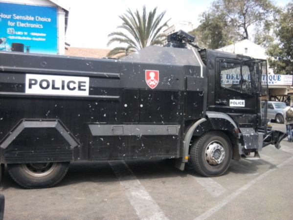La place de l'Indépendance assiégée par la police