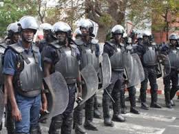 La place de l'Indépendance assiégée par la police