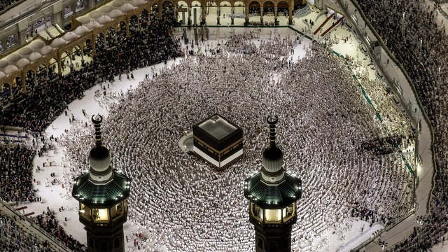 "UNE BÉNÉDICTION": LES IMAGES DU MILLION DE MUSULMANS BRAVANT LA CHALEUR À LA MECQUE POUR LE HAJJ "UNE BÉNÉDICTION": LES IMAGES DU MILLION DE MUSULMANS BRAVANT LA CHALEUR À LA MECQUE POUR LE HAJJ