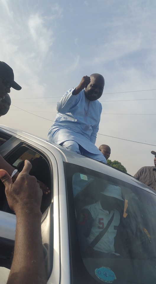 Arrêt sur image ! Accueilli en héros à l'entrée de Richard Toll, Omar Sarr affiche la banane! Arrêt sur image ! Accueilli en héros à l'entrée de Richard Toll, Omar Sarr affiche la banane!