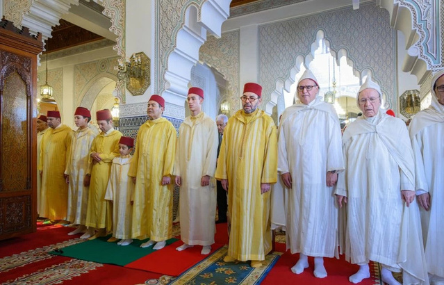 S.M. le Roi accomplit la prière de l’Aïd Al-Adha à la mosquée Hassan II à Tétouan et reçoit les vœux en cette heureuse occasion S.M. le Roi accomplit la prière de l’Aïd Al-Adha à la mosquée Hassan II à Tétouan et reçoit les vœux en cette heureuse occasion