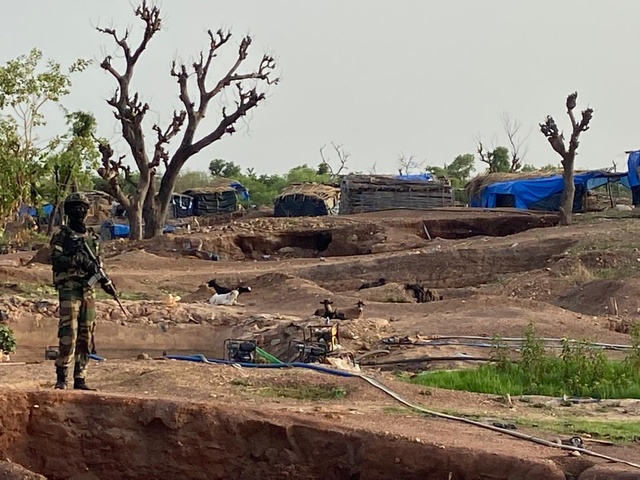 DÉMANTÈLEMENT D’UN SITE D’ORPAILLAGE CLANDESTIN SUR LA FALÉMÉ DÉMANTÈLEMENT D’UN SITE D’ORPAILLAGE CLANDESTIN SUR LA FALÉMÉ