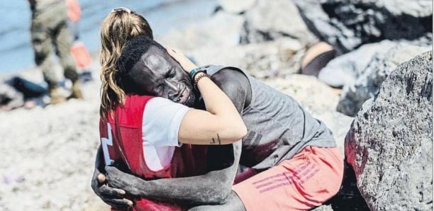 Espagne : Abdou, le migrant sénégalais devenu célèbre pour avoir embrassé une volontaire de la Croix rouge, est mort Espagne : Abdou, le migrant sénégalais devenu célèbre pour avoir embrassé une volontaire de la Croix rouge, est mort