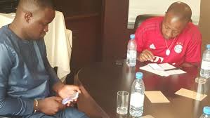 Grâce à Diogoye Faye, Cheikh Mbacké Gadiaga et Paco Jackson fument le calumet de la paix Grâce à Diogoye Faye, Cheikh Mbacké Gadiaga et Paco Jackson fument le calumet de la paix