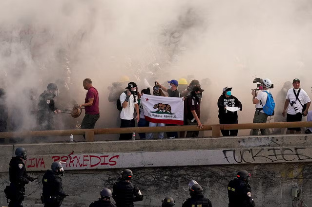 États-Unis. Nouvelle journée de heurts à Los Angeles, le ton monte entre Trump et les démocrates californiens