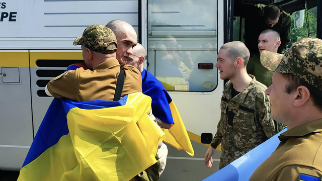 L'Ukraine et la Russie entament un nouvel échange de prisonniers de guerre L'Ukraine et la Russie entament un nouvel échange de prisonniers de guerre