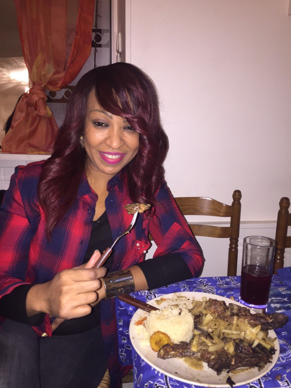 La diva Viviane Chudid devant son plat de riz et son verre de... La diva Viviane Chudid devant son plat de riz et son verre de...