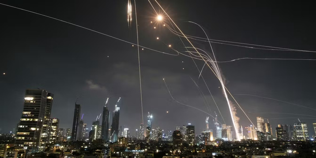 Israël touché par des missiles alors que l'Iran riposte aux frappes sur ses sites nucléaires
