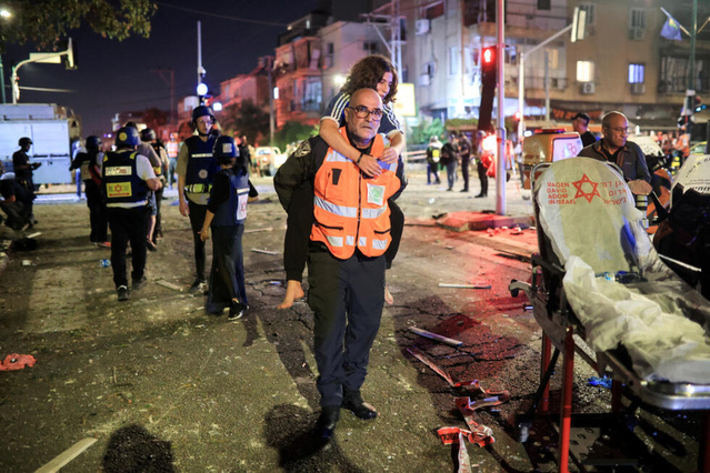 Des vagues de missiles iraniens sur Israël, au moins deux morts dans le centre du pays