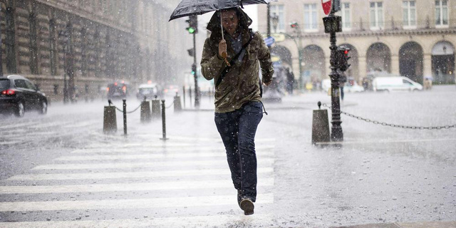 PLUIES TORRENTIELLES, ÉCLAIRS... LES IMAGES IMPRESSIONNANTES DES VIOLENTS ORAGES À PARIS
