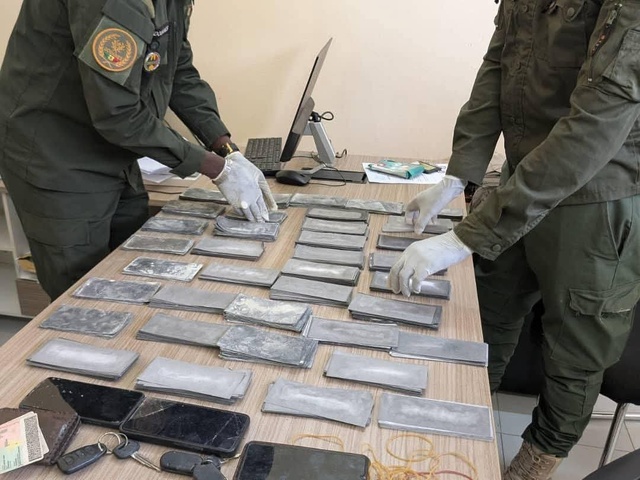 Des billets noirs d’une contrevaleur de près de 1milliard 123 millions en francs CFA saisis à Ziguinchor Des billets noirs d’une contrevaleur de près de 1milliard 123 millions en francs CFA saisis à Ziguinchor