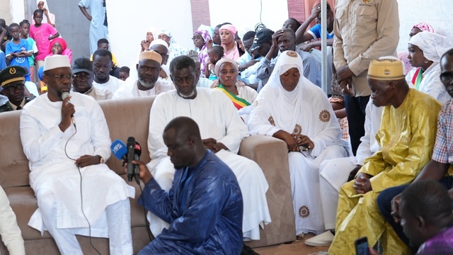 Le Premier ministre Ousmane SONKO présente ses condoléances à la famille du défunt  Lamine DIENG à Cambéréne. 